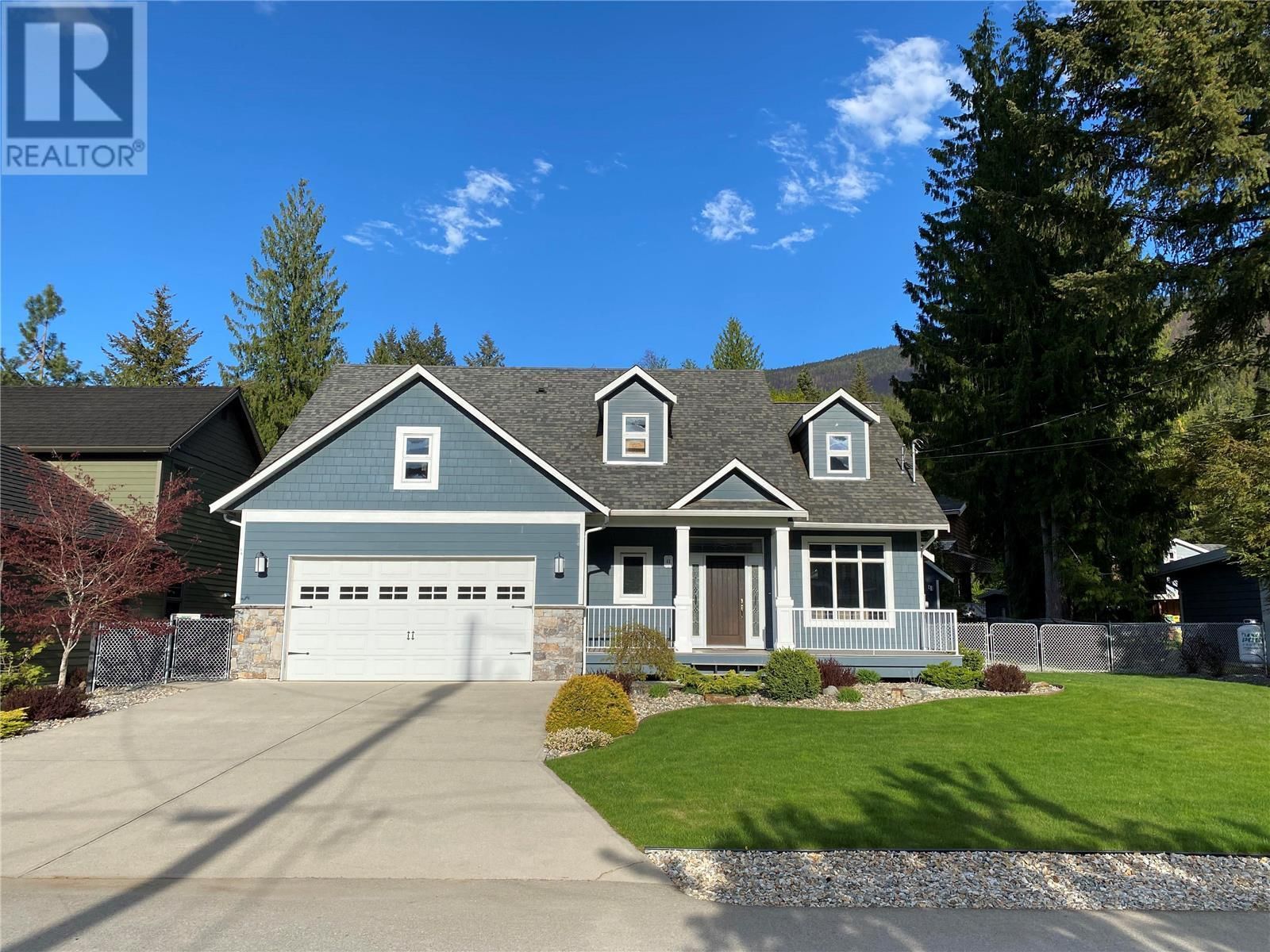 Main Photo: 41 Montcalm Crescent, in Sicamous: House for sale : MLS®# 10271921