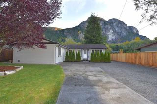 Photo 2: 38028 GUILFORD Drive in Squamish: Valleycliffe House for sale : MLS®# R2217229