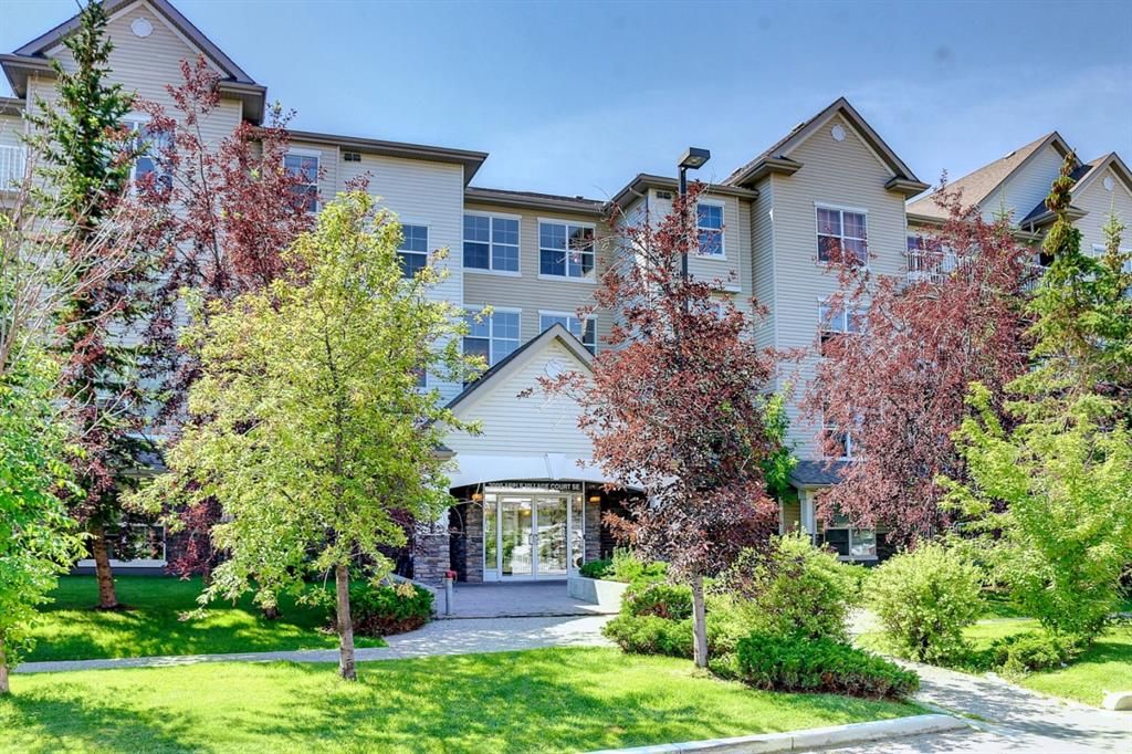 Main Photo: 405 2000 Applevillage Court SE in Calgary: Applewood Park Apartment for sale : MLS®# A1244154