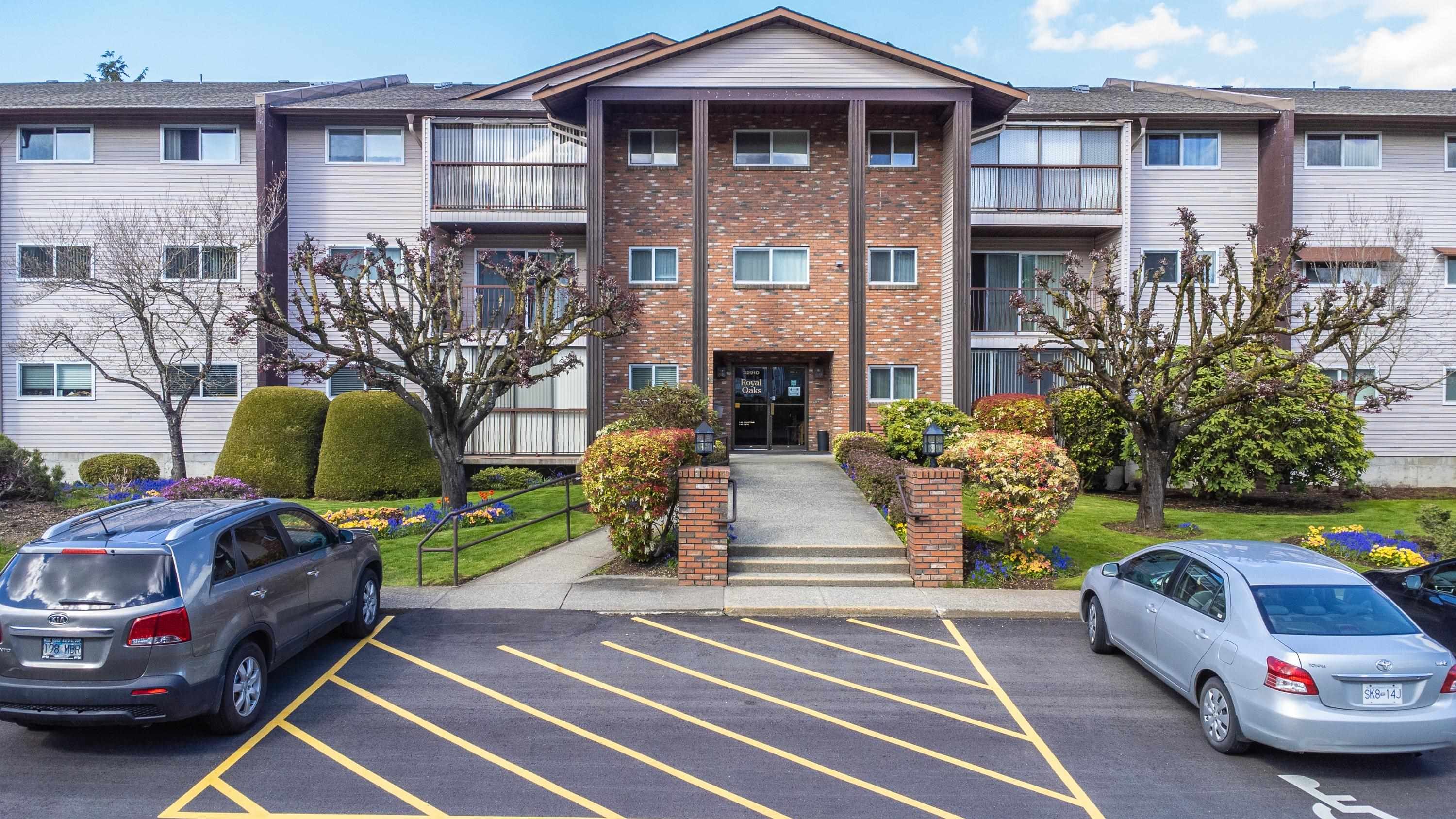 Main Photo: 101 32910 AMICUS Place in Abbotsford: Central Abbotsford Condo for sale in "ROYAL OAKS" : MLS®# R2773586