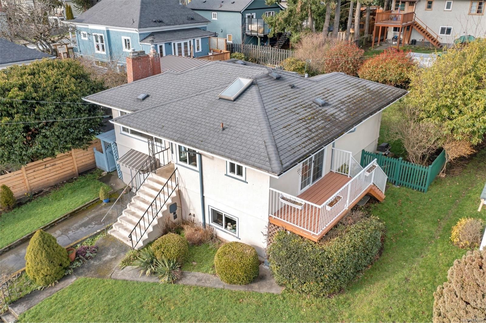 Main Photo: 1044 Wollaston St in Esquimalt: Es Old Esquimalt House for sale : MLS®# 896076