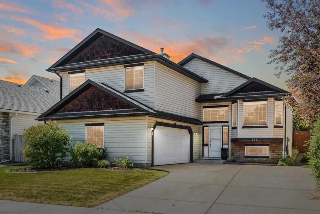 Main Photo: 136 Lakeview Cove: Chestermere Detached for sale : MLS®# A1125113