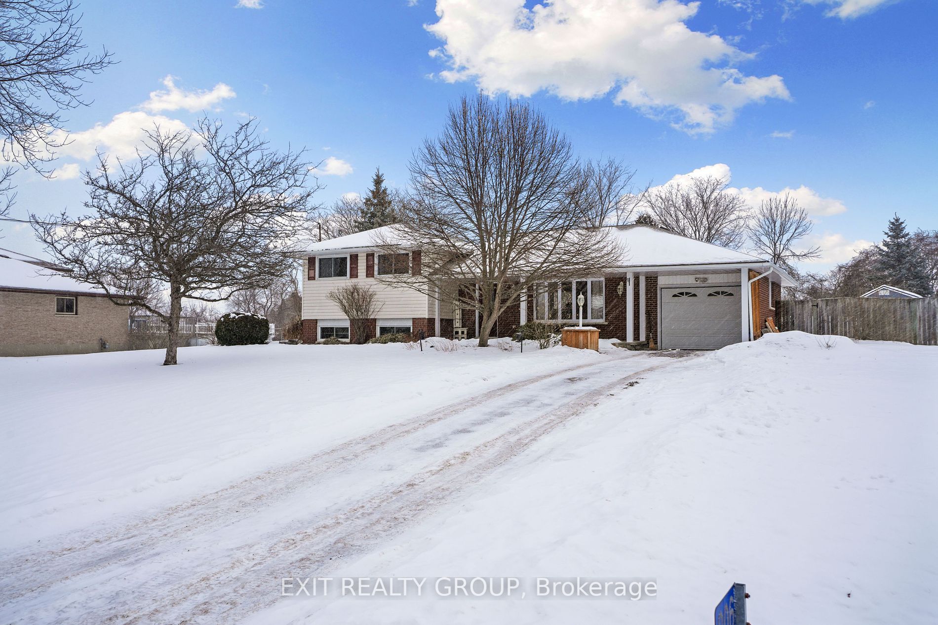 Main Photo: 206 Chatterton Valley Crescent in Quinte West: House (Sidesplit 3) for sale : MLS®# X8018226