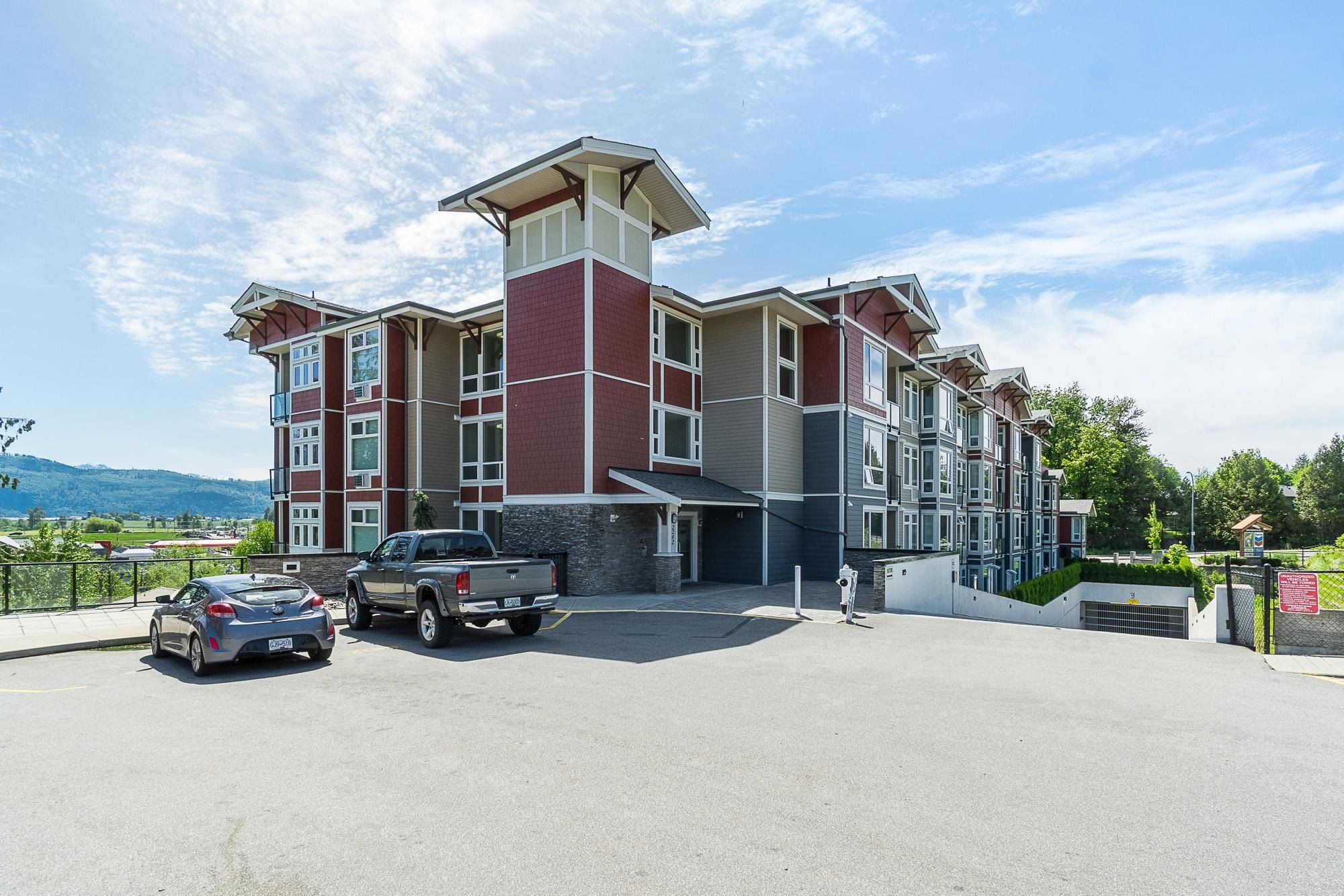 Main Photo: 401 2242 WHATCOM Road in Abbotsford: Abbotsford East Condo for sale in "WATERLEAF" : MLS®# R2729587
