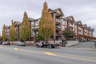Photo 2: 352 5660 201A Street in Langley: Langley City Condo for sale in "Paddington Station" : MLS®# R2636670