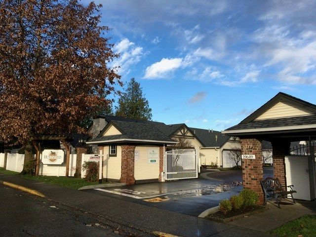 Main Photo: 98 19649 53 Avenue in Langley: Langley City Townhouse for sale in "Huntsfield Green" : MLS®# R2224007
