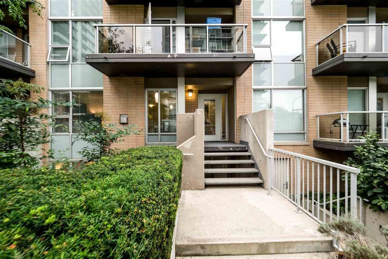 Main Photo: TH4 1288 CHESTERFIELD Avenue in North Vancouver: Central Lonsdale Townhouse for sale in "ALINA" : MLS®# R2204049