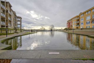 Photo 2: 111 10 RENAISSANCE SQUARE in New Westminster: Quay Condo for sale : MLS®# R2431581