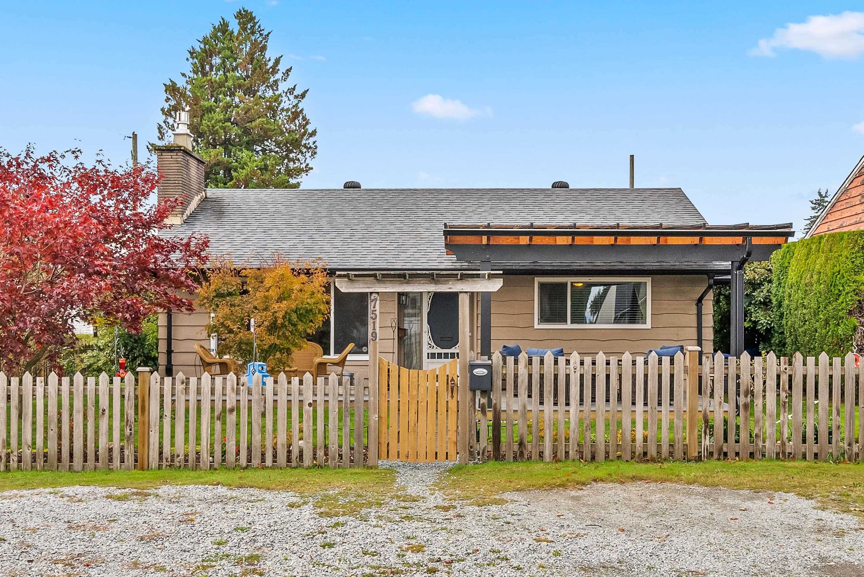 Main Photo: 7519 SHARPE Street in Mission: Mission BC House for sale : MLS®# R2843048