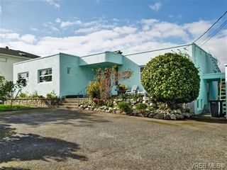 Photo 1: 318 Clifton Terr in VICTORIA: Es Saxe Point House for sale (Esquimalt)  : MLS®# 714838