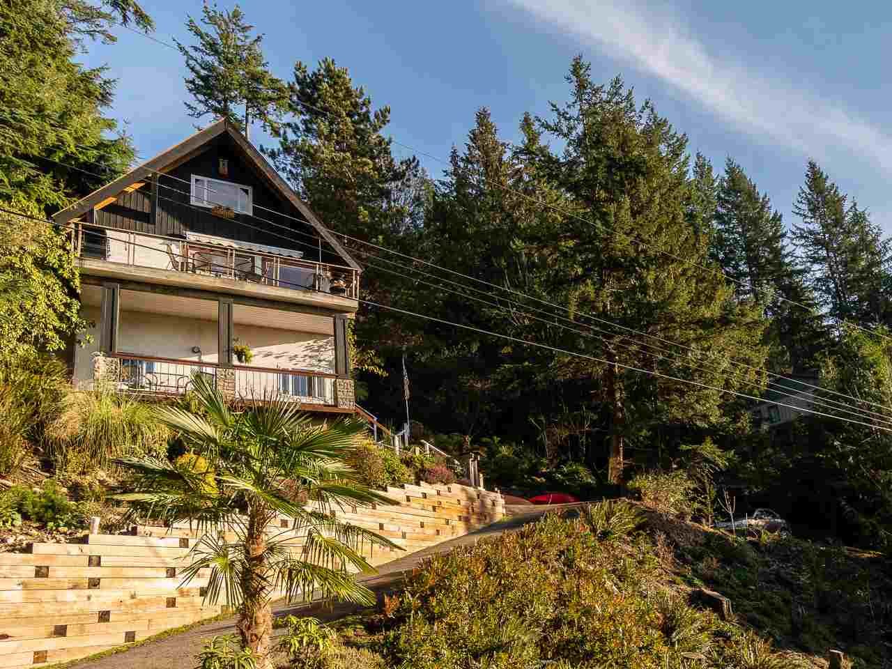 Main Photo: 325 BAYVIEW Place in West Vancouver: Lions Bay House for sale : MLS®# R2357197