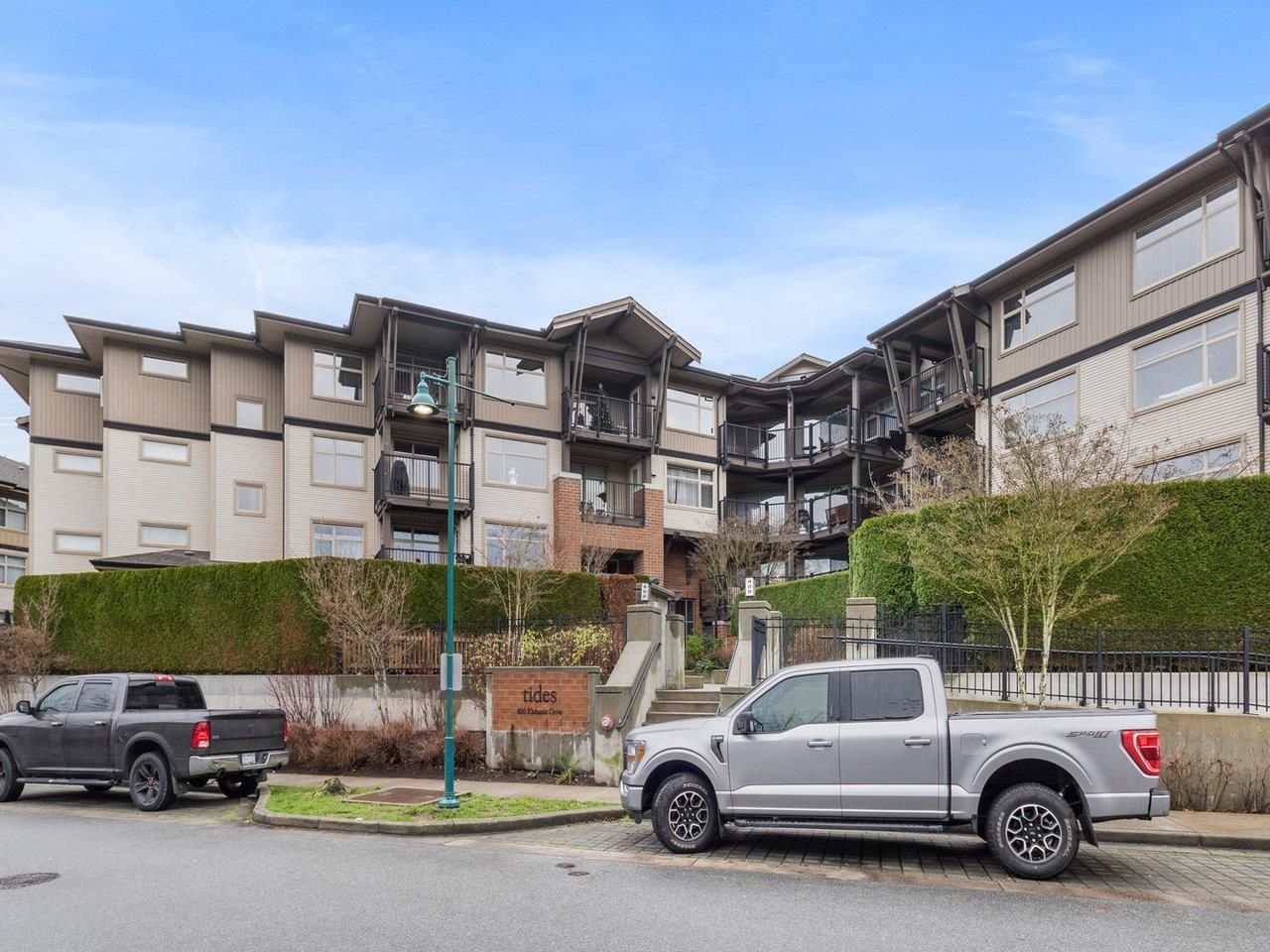 Main Photo: 413 400 KLAHANIE Drive in Port Moody: Port Moody Centre Condo for sale in "Tides" : MLS®# R2637967