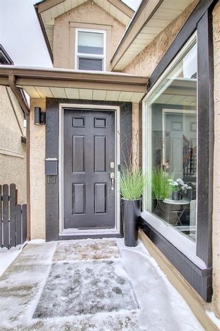 Photo 2: 55 Coach Gate Way SW in Calgary: Coach Hill Detached for sale : MLS®# A1178955
