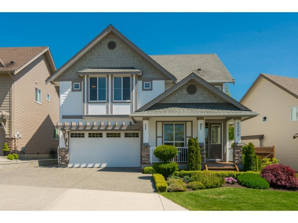 Main Photo: 2250 CHARDONNAY Lane in Abbotsford: Aberdeen House for sale in "PEPIN BROOK ESTATES" : MLS®# R2366622
