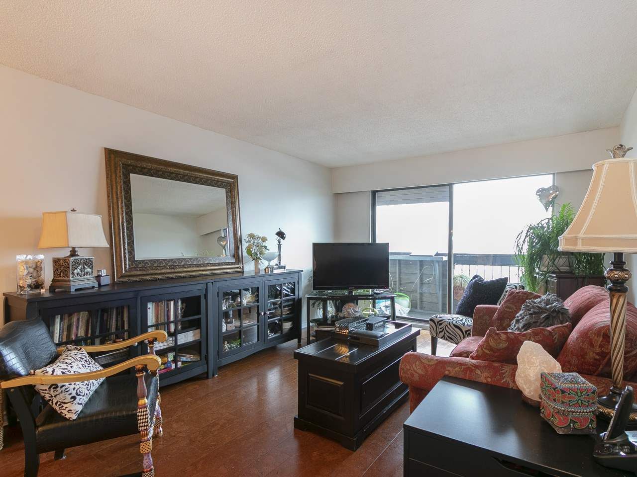 Photo 3: Photos: 303 440 E 5TH Avenue in Vancouver: Mount Pleasant VE Condo for sale in "Landmark Manor" (Vancouver East)  : MLS®# R2400226