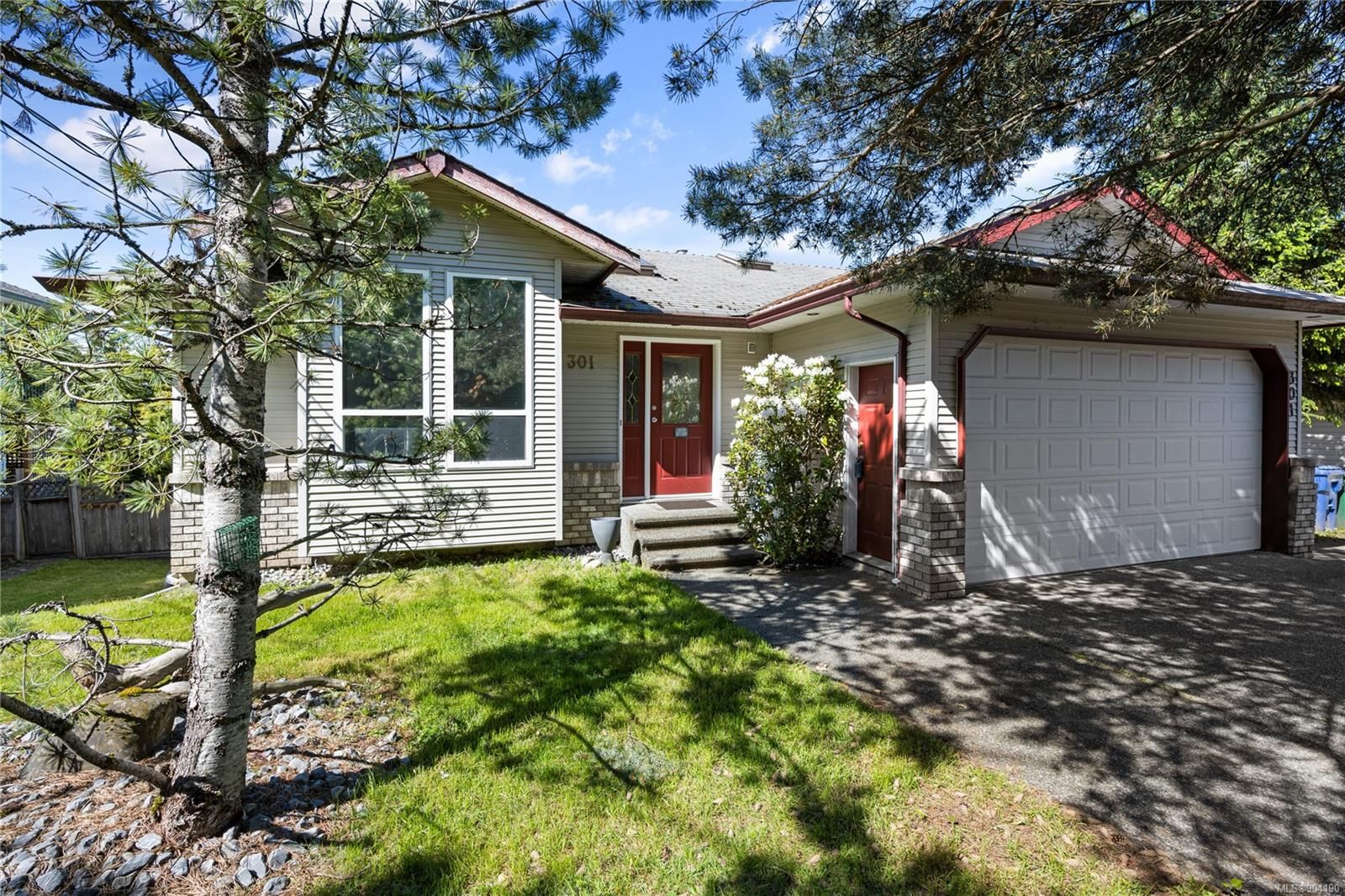 Main Photo: 301 Westwood Rd in Nanaimo: Na South Jingle Pot House for sale : MLS®# 904190