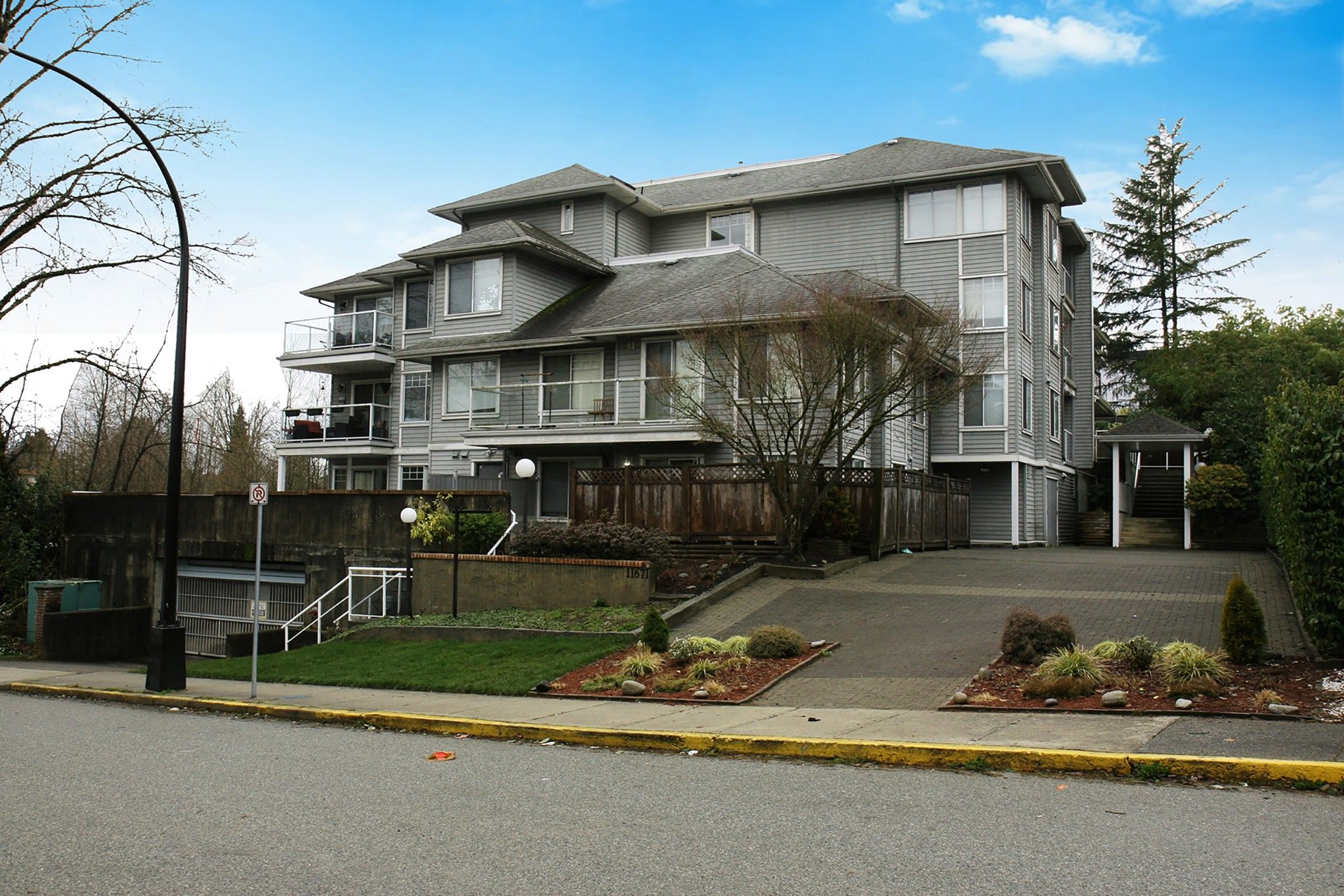 Main Photo: 403 11671 FRASER Street in Maple Ridge: East Central Condo for sale : MLS®# R2762199