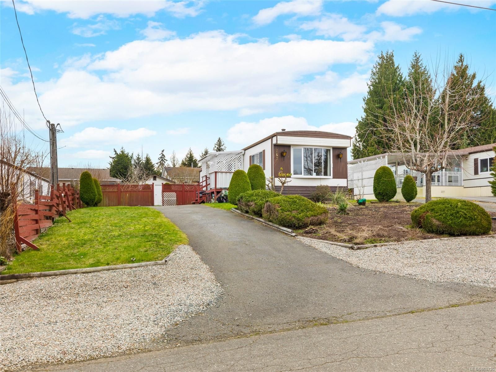 Main Photo: 747 Kasba Cir in Parksville: PQ French Creek Manufactured Home for sale (Parksville/Qualicum)  : MLS®# 869730