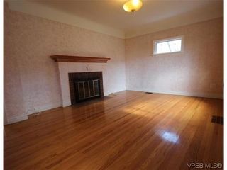 Photo 1: 1042 Cloverdale Ave in VICTORIA: SE Quadra House for sale (Saanich East)  : MLS®# 634501