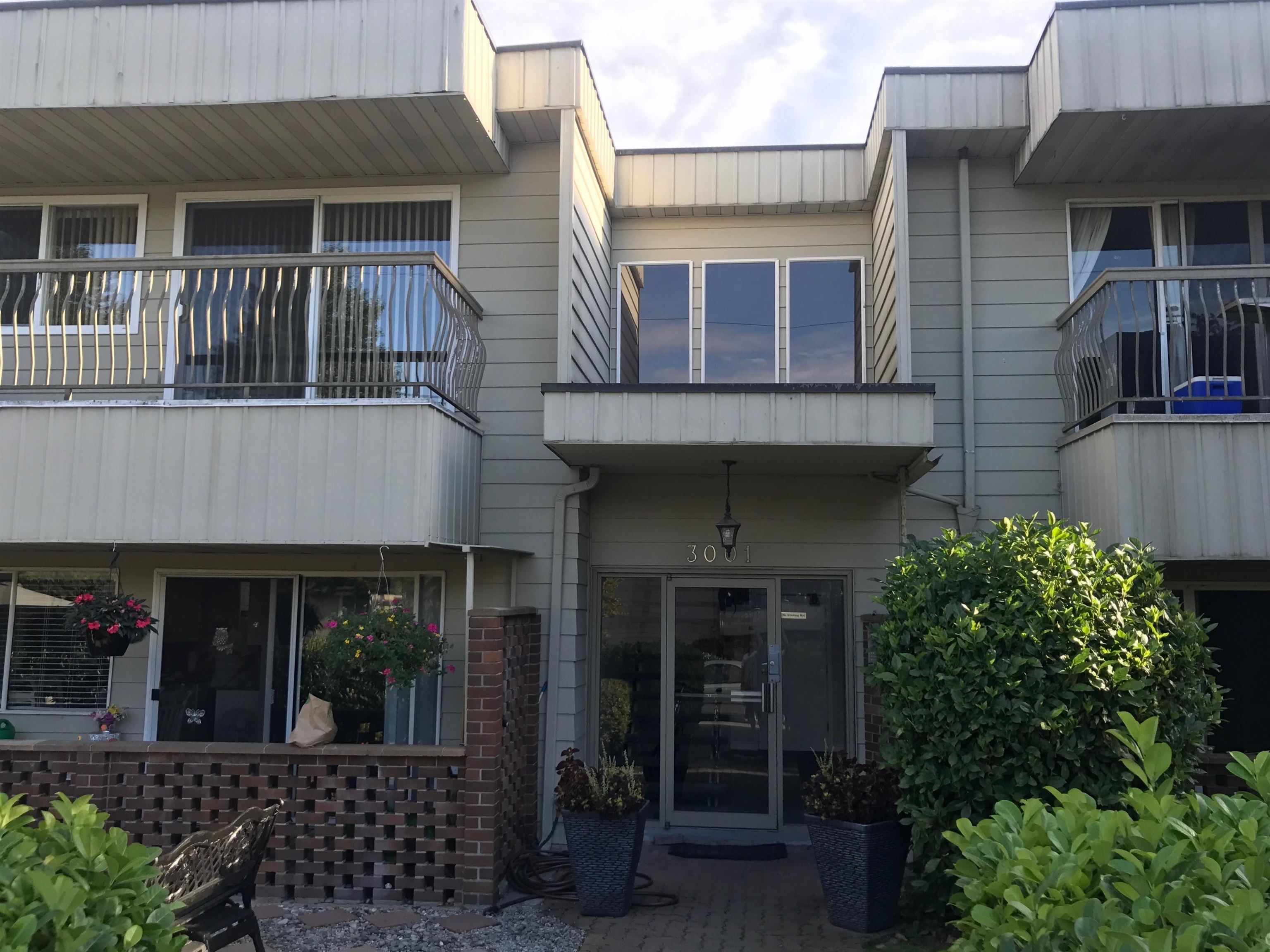 Main Photo: 203 3001 ST GEORGE Street in Port Moody: Port Moody Centre Condo for sale : MLS®# R2735222