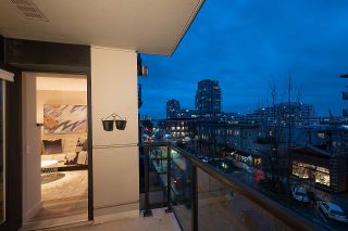 Photo 13: 404 124 W 1ST Street in North Vancouver: Lower Lonsdale Condo for sale in "The "Q"" : MLS®# R2430704