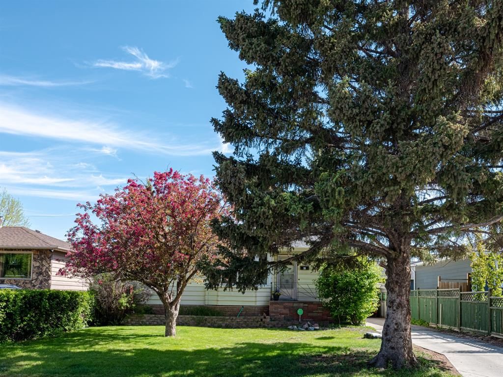 Photo 1: Photos: 7932 36 Avenue NW in Calgary: Bowness Detached for sale : MLS®# A1197777
