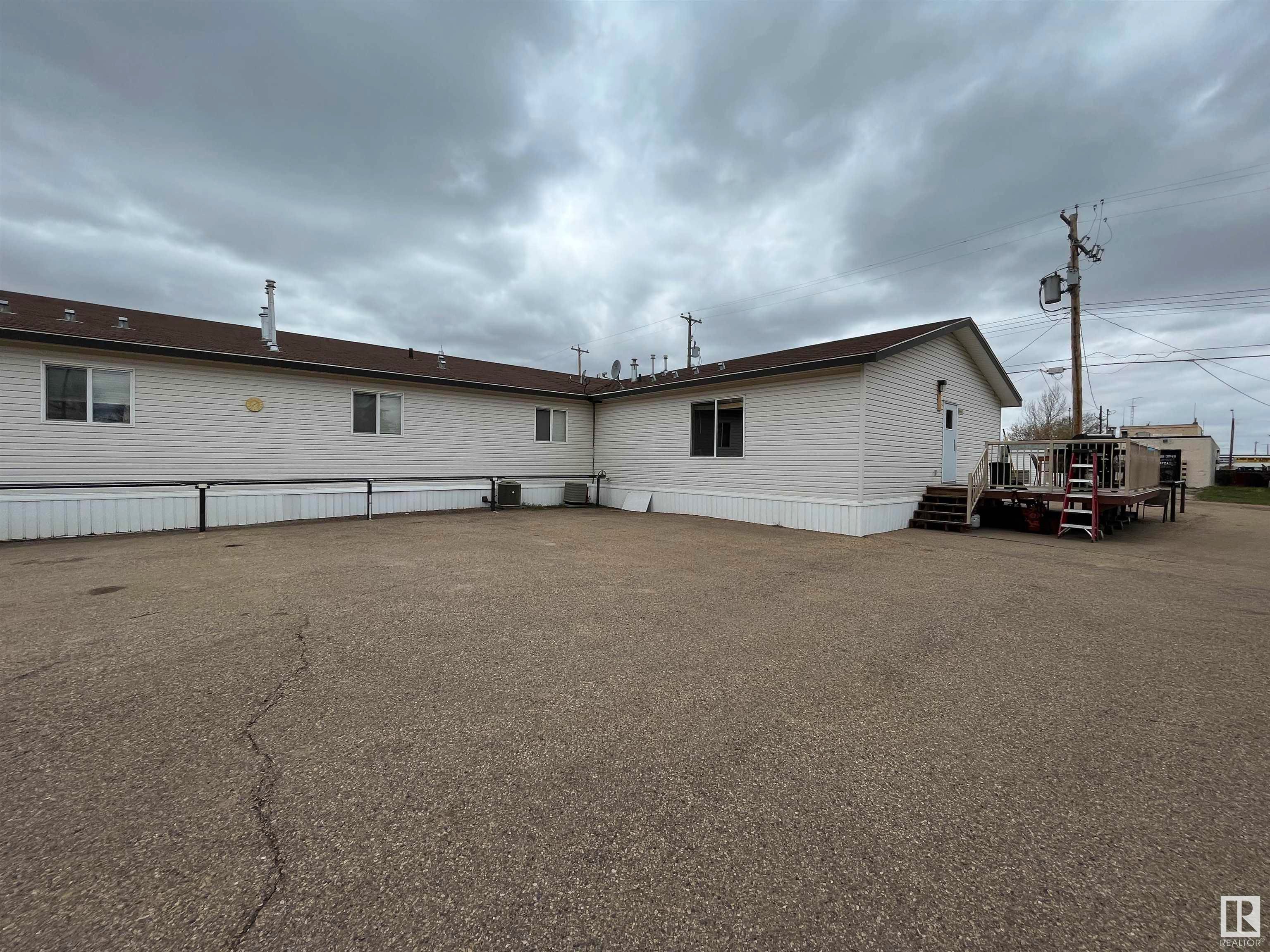 Main Photo: 5112+5116 49 Street: Hardisty Business with Property for sale : MLS®# E4306406