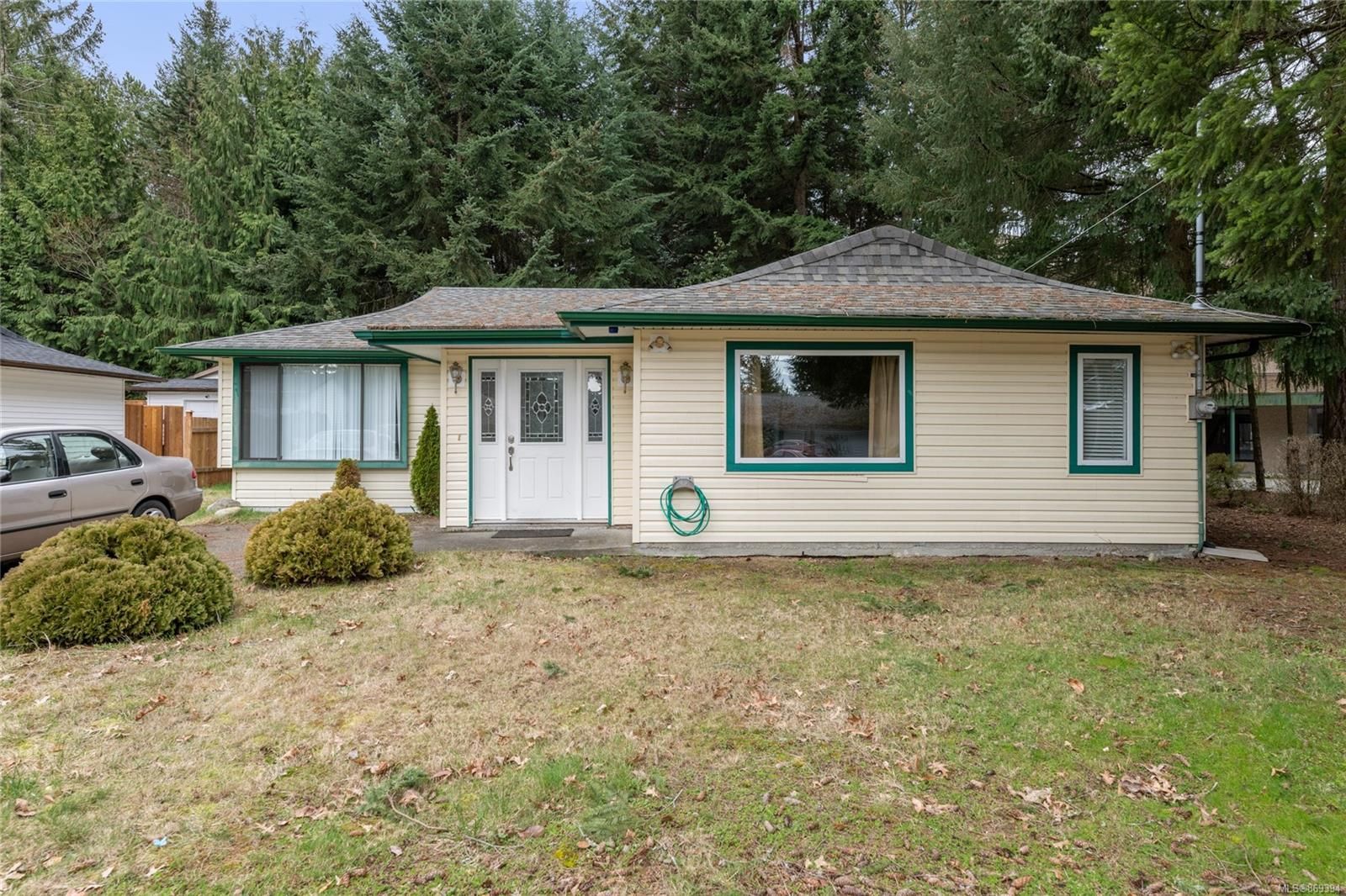 Main Photo: 6425 Portsmouth Rd in Nanaimo: Na North Nanaimo House for sale : MLS®# 869394