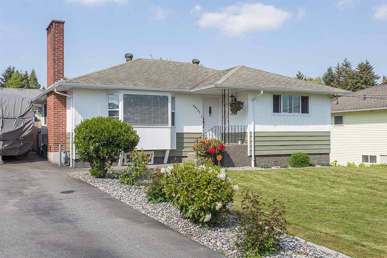 Main Photo: 32957 12TH Avenue in Mission: Mission BC House for sale : MLS®# R2381348