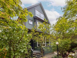 Photo 1: 1057 E PENDER Street in Vancouver: Strathcona Townhouse for sale in "Pender Court" (Vancouver East)  : MLS®# R2880585