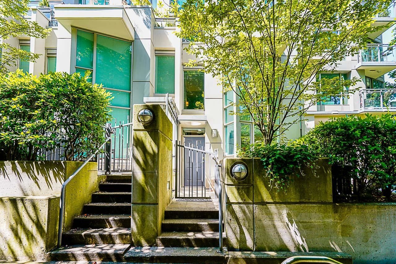 Main Photo: 601 JERVIS Street in Vancouver: Coal Harbour Townhouse for sale in "Classico" (Vancouver West)  : MLS®# R2789307