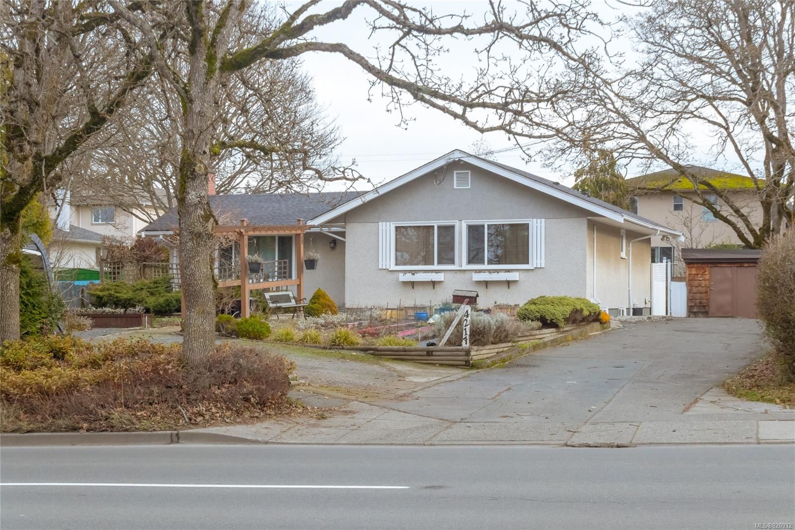 Main Photo: 4217 Quadra St in Saanich: SE Lake Hill House for sale (Saanich East)  : MLS®# 920932