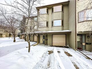 Photo 1: 119 Glamis Terrace SW in Calgary: Glamorgan Row/Townhouse for sale : MLS®# A2014322