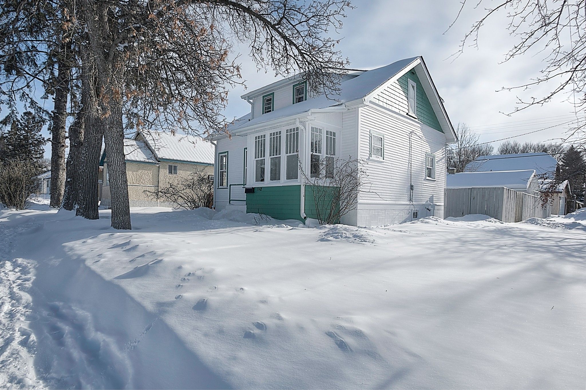 Main Photo: 1142 Rosemount Avenue in Winnipeg: West Fort Garry Single Family Detached for sale (1Jw)  : MLS®# 1902614