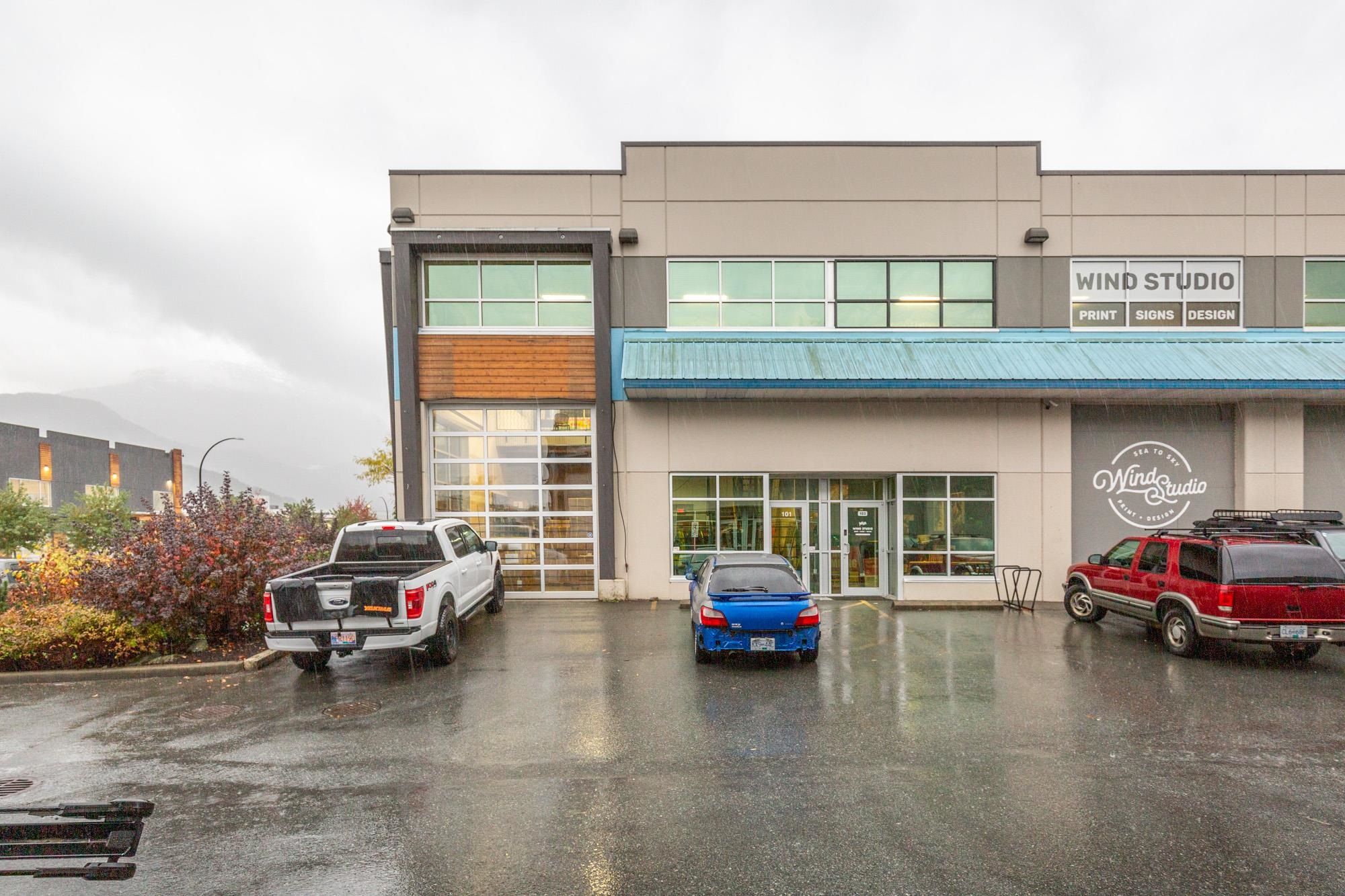 Main Photo: 101 39279 QUEENS Way in Squamish: Business Park Industrial for sale in "Sea To Sky Industrial Suites" : MLS®# C8047520