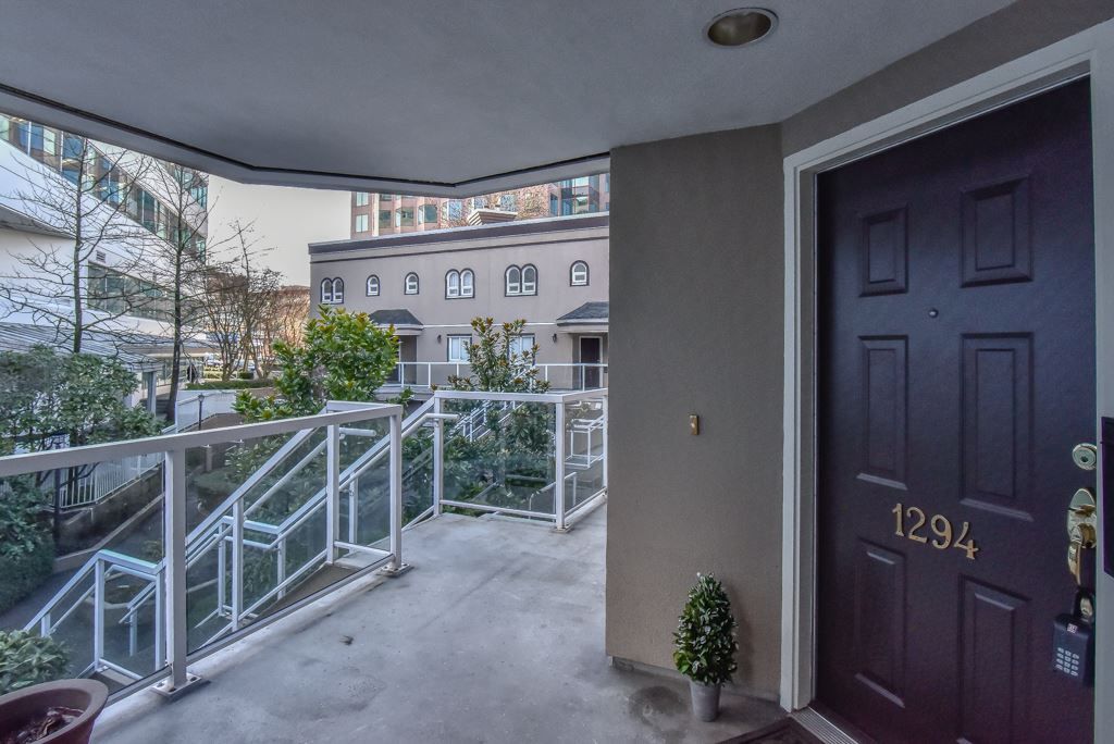 Photo 3: Photos: 1294 W 8TH Avenue in Vancouver: Fairview VW Condo for sale in "FAIRVIEW POINT" (Vancouver West)  : MLS®# R2334951