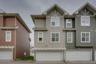 Photo 2: 55 Toscana Garden NW in Calgary: Tuscany Row/Townhouse for sale : MLS®# C4243908