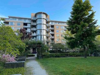 Photo 1: 308 2655 CRANBERRY Drive in Vancouver: Kitsilano Condo for sale in "New Yorker" (Vancouver West)  : MLS®# R2865253