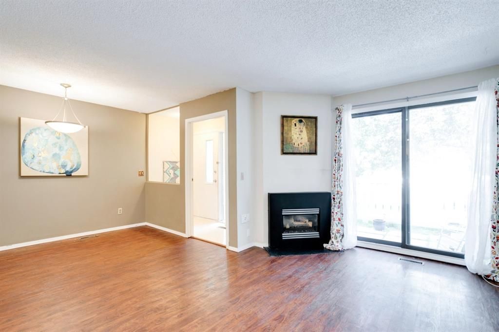 Main Photo: 7 3015 51 Street SW in Calgary: Glenbrook Row/Townhouse for sale : MLS®# A1232728