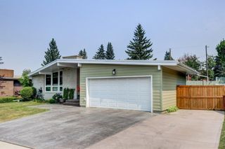 Photo 3: 3304 Morley Crescent NW in Calgary: Charleswood Detached for sale