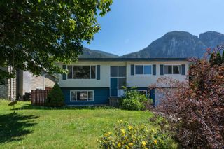 Photo 3: 38132 HEMLOCK Avenue in Squamish: Valleycliffe House for sale : MLS®# R2724482