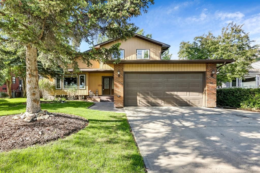 Main Photo: 135 Woodhaven Drive: Okotoks Detached for sale : MLS®# A1233289