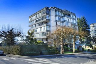Photo 1: 305 1420 DUCHESS Avenue in West Vancouver: Ambleside Condo for sale in "The Westerlies" : MLS®# R2857323