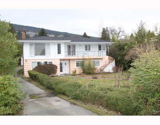 Photo 1: 2557 MARINE Drive in West Vancouver: Dundarave House for sale : MLS®# V809921