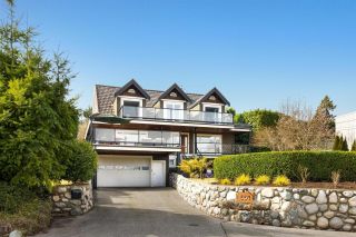 Photo 2: 651 BEACHVIEW Drive in North Vancouver: Dollarton House for sale : MLS®# R2747995