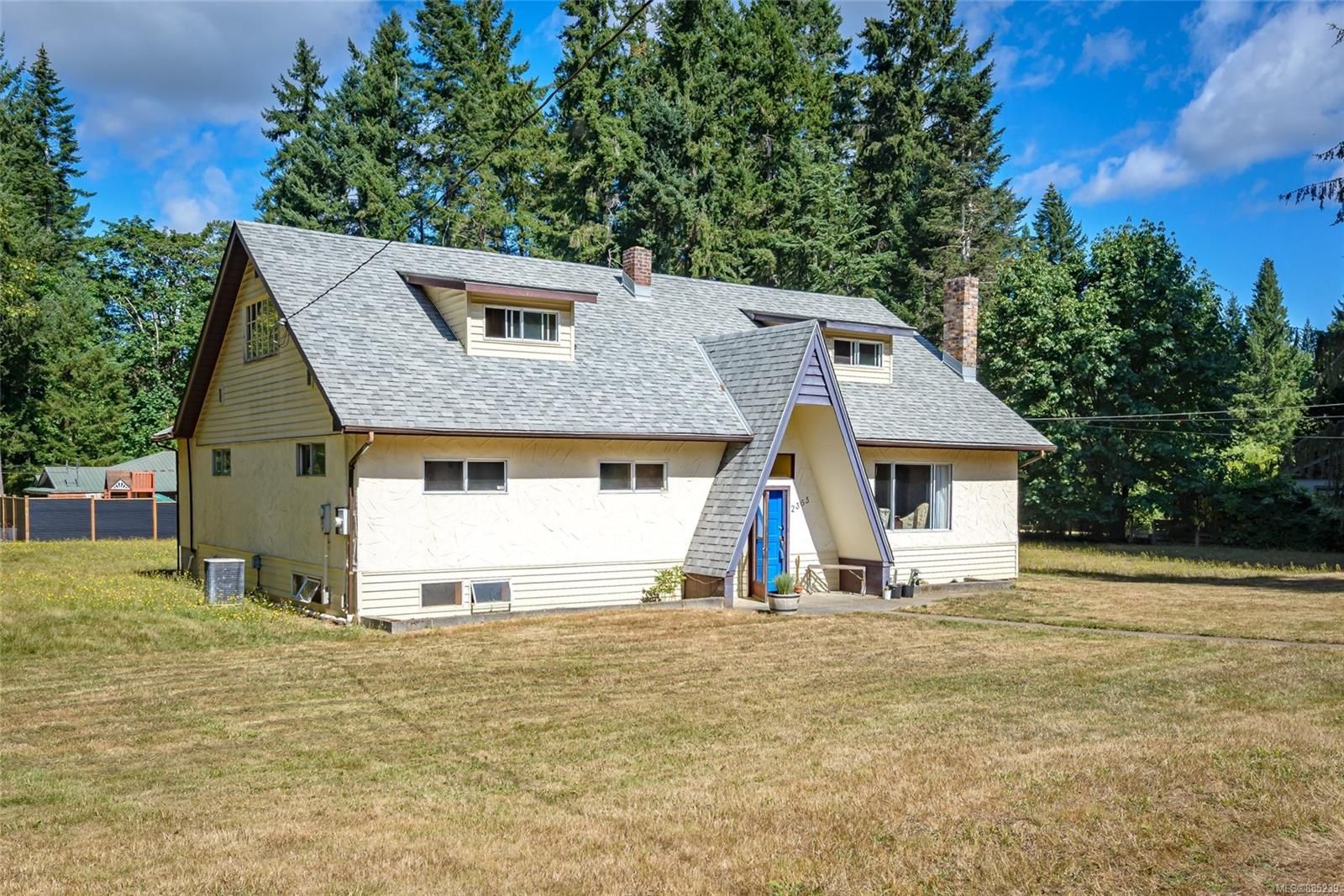 Photo 2: Photos: 2365 Lake Trail Rd in Courtenay: CV Courtenay West House for sale (Comox Valley)  : MLS®# 885239