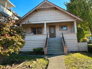 Photo 2: 2804 GRAVELEY Street in Vancouver: Renfrew VE House for sale (Vancouver East)  : MLS®# R2825903