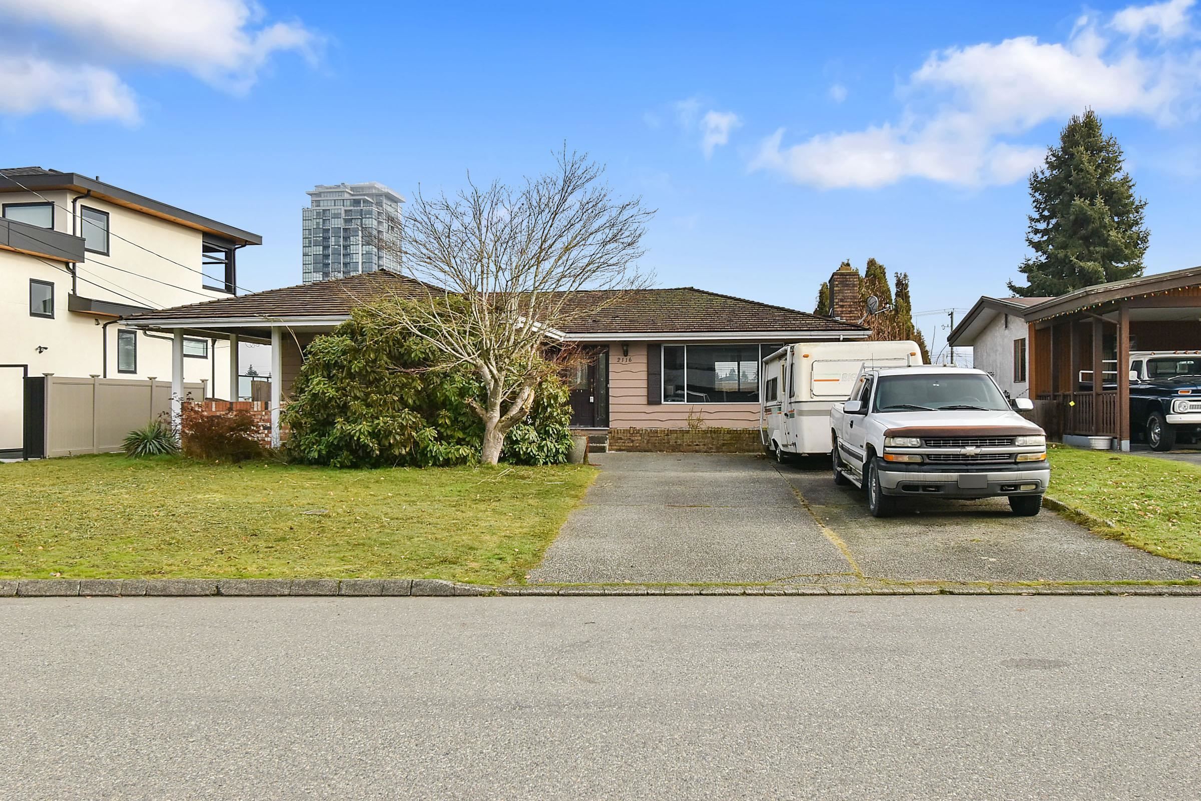 Main Photo: 2116 LONSDALE Crescent in Abbotsford: Abbotsford West House for sale : MLS®# R2645814