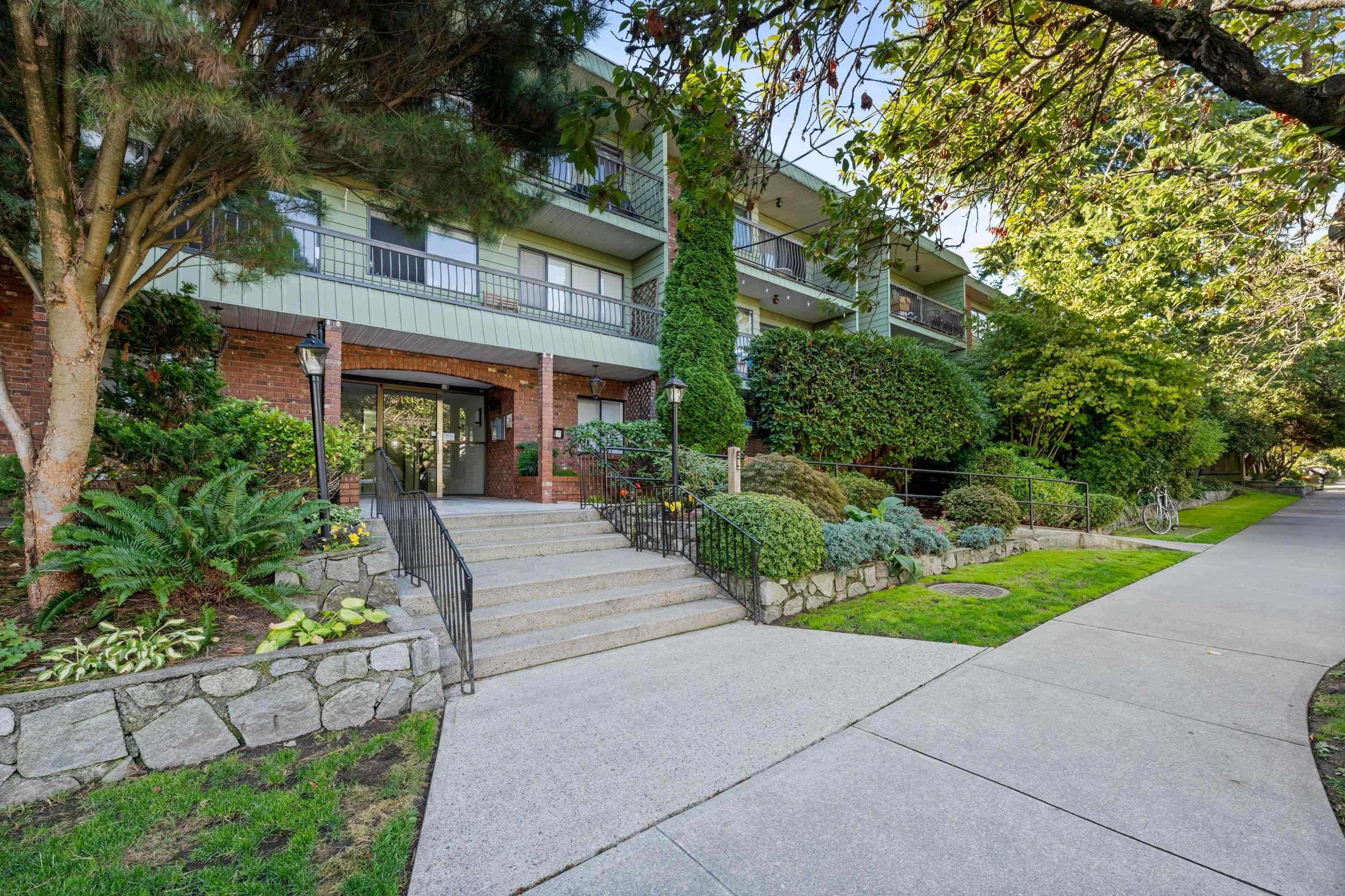 Main Photo: 111 1844 W 7TH Avenue in Vancouver: Kitsilano Condo for sale in "Crestview Manor" (Vancouver West)  : MLS®# R2818811