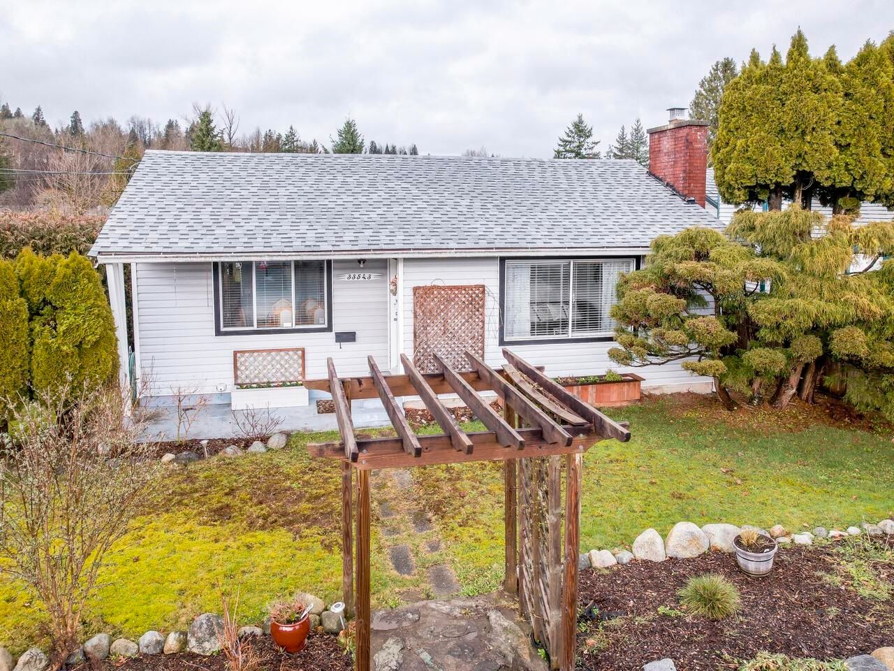 Main Photo: 33543 9TH Avenue in Mission: Mission BC House for sale : MLS®# R2655473
